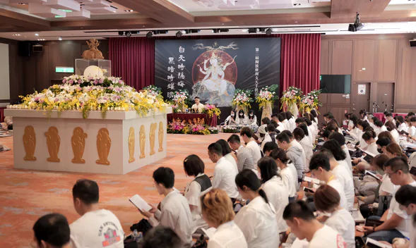 法會現場全景與滿座的與會大眾