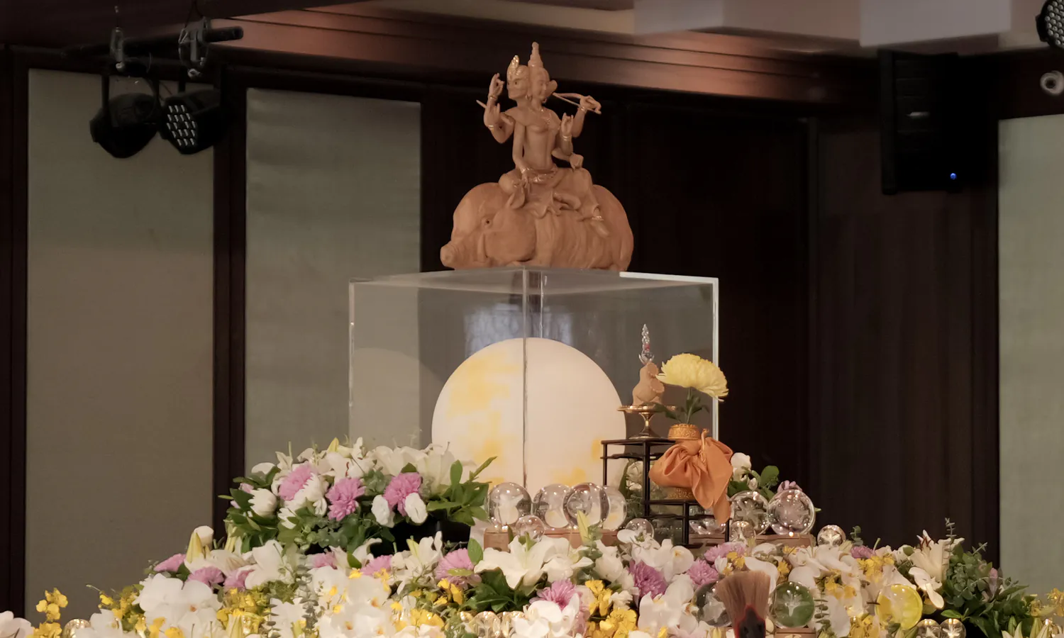 千供壇城上的摩利支天木雕本尊像，像前為滿壇的千供鮮花與供品