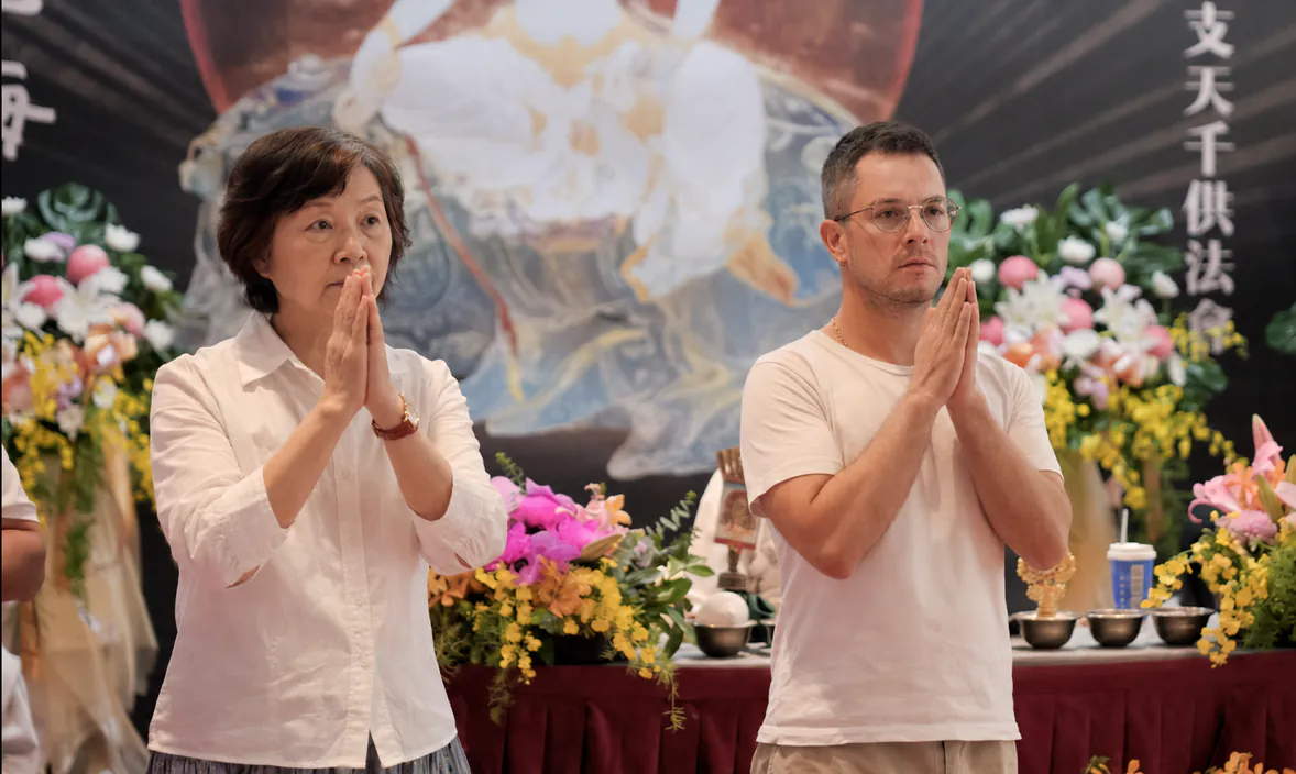 兩位與會者在壇城前合掌