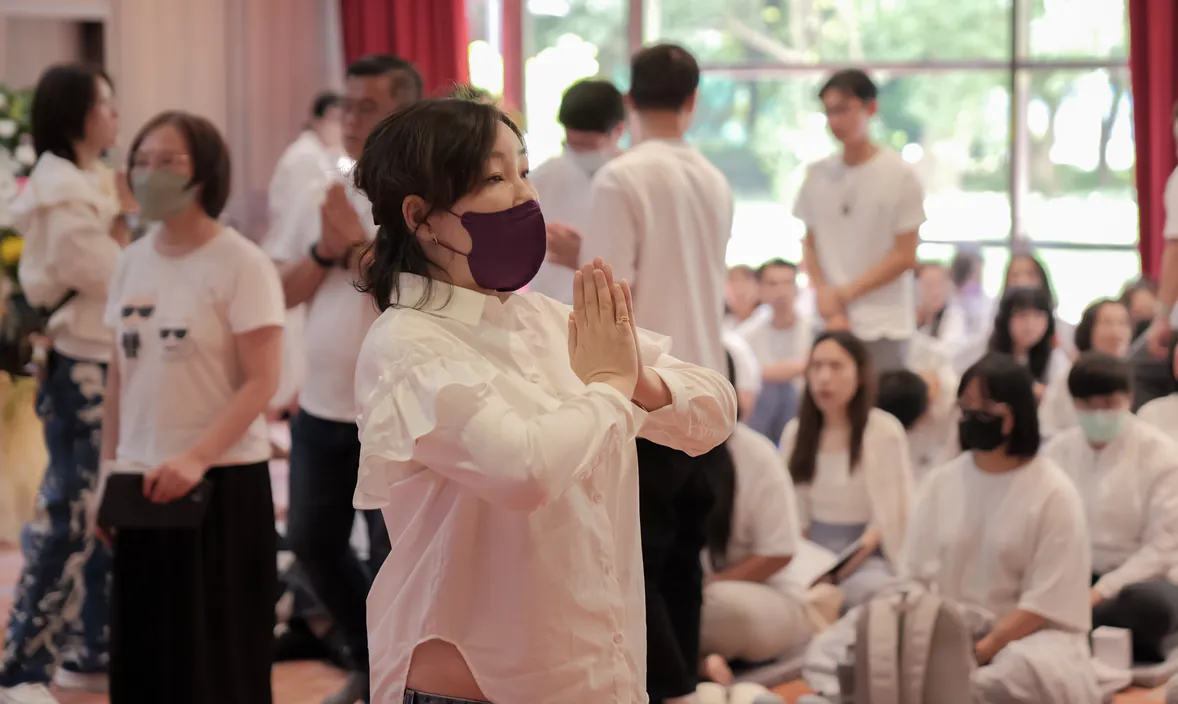 與會者於滿場大眾之中合掌祈願